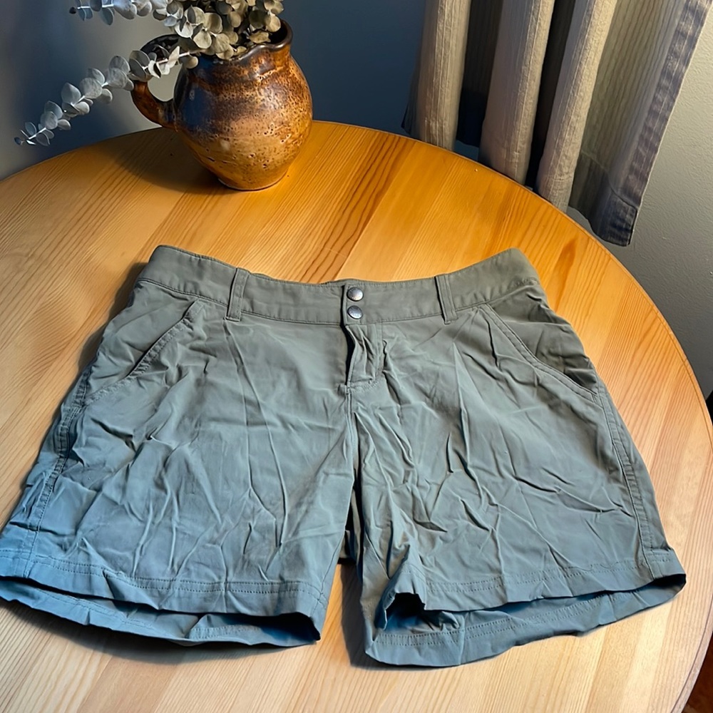 Columbia shorts in green